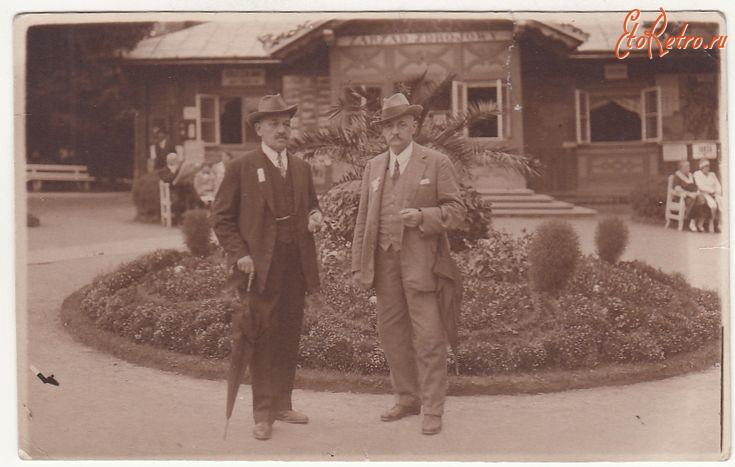 Трускавец - Трускавець.  Два відпочивальники перед курортною Адміністрацією.