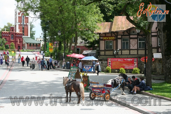 Трускавец - Трускавець.  Вулична сцена біля музею історії Трускавця.