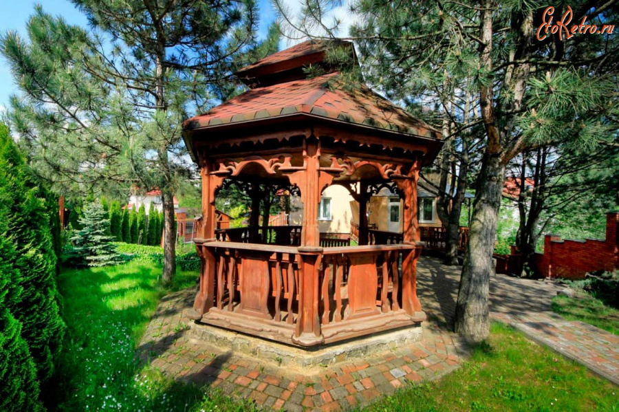 Трускавец - Трускавець.  Альтанка біля готелю Red stone.