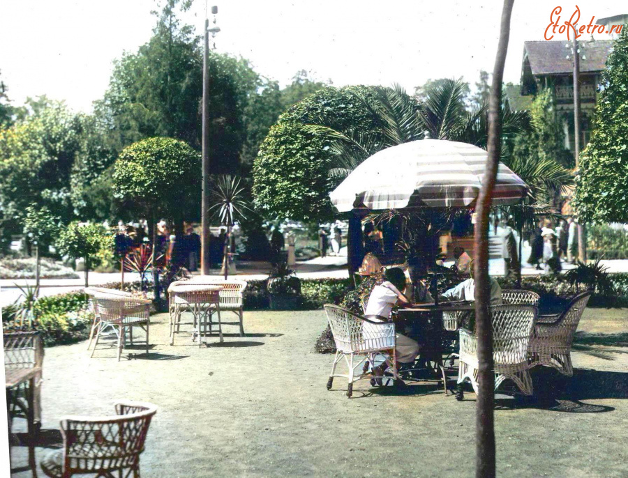 Трускавец - Трускавець.  Відпочивальники  біля курортного клубу.