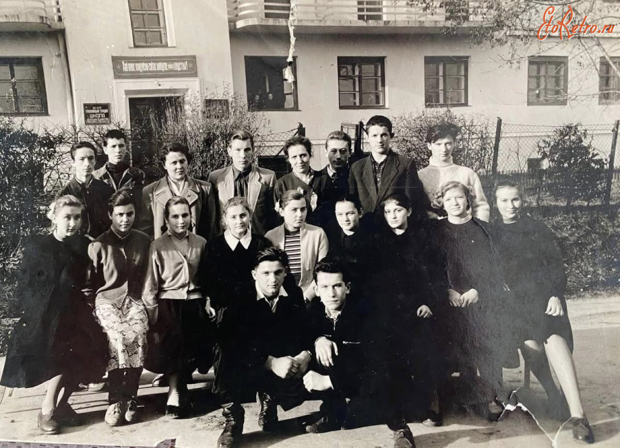 Трускавец - Трускавець.  СШ №1 (верхня школа) .Випуск 1961 р. разом із вчителькою хімії Сергеєва.