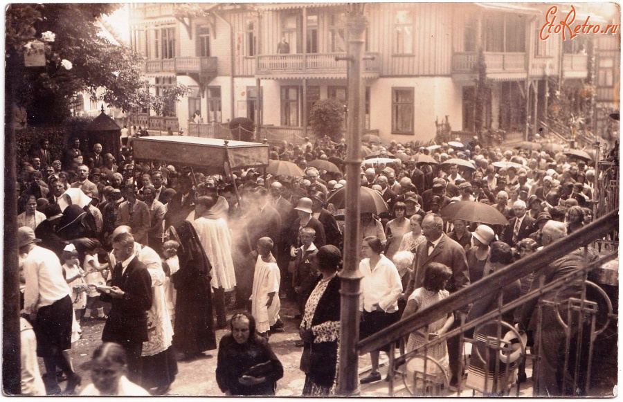 Трускавец - Трускавець. Процесія на День Тіла Господнього біля костелу.. Фото Й. Грунфельда. 19.06.1930 р.