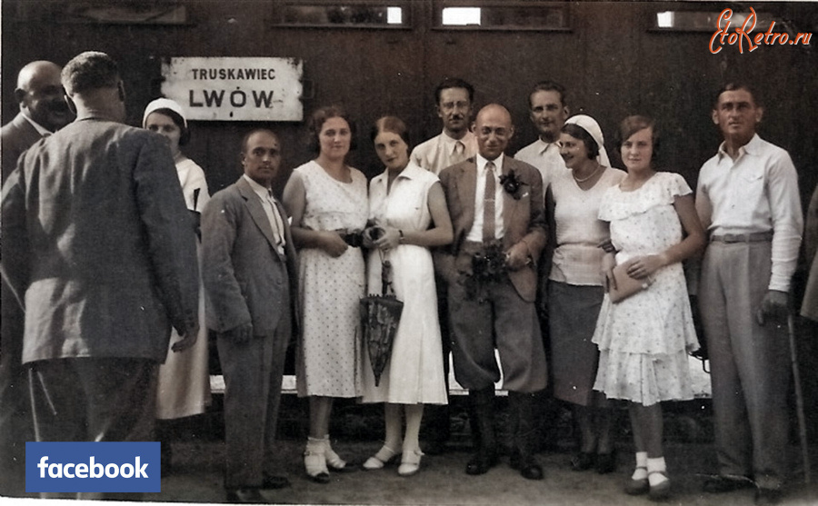 Трускавец - Трускавець.  Відпочивальники на пероні біля вагона 