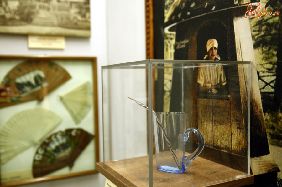 Трускавец - Трускавець. Склянна посудина з якої 100 років тому пили мінеральну воду 