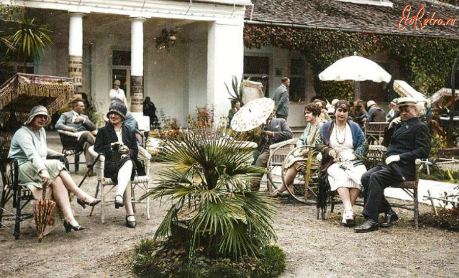 Трускавец - Трускавець. Відпочивальники перед Товариським клубом.