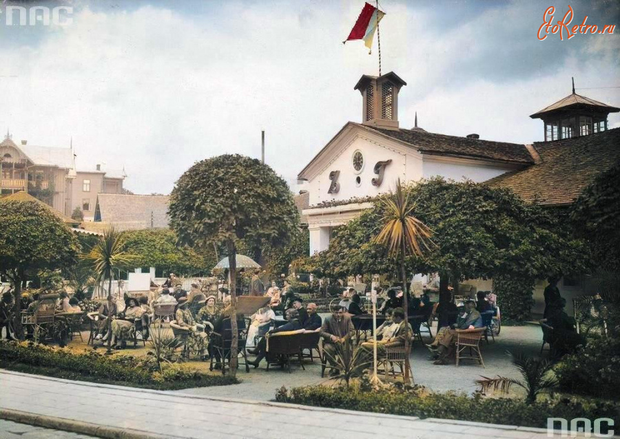 Трускавец - Трускавець. Відпочивальники в сквері перед клубом.