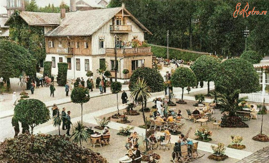 Трускавец - Трускавець. Сквер перед курортним клубом, навпроти водолікарня.