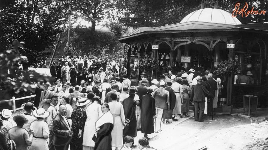 Трускавец - Трускавець. Курорники біля джерела 