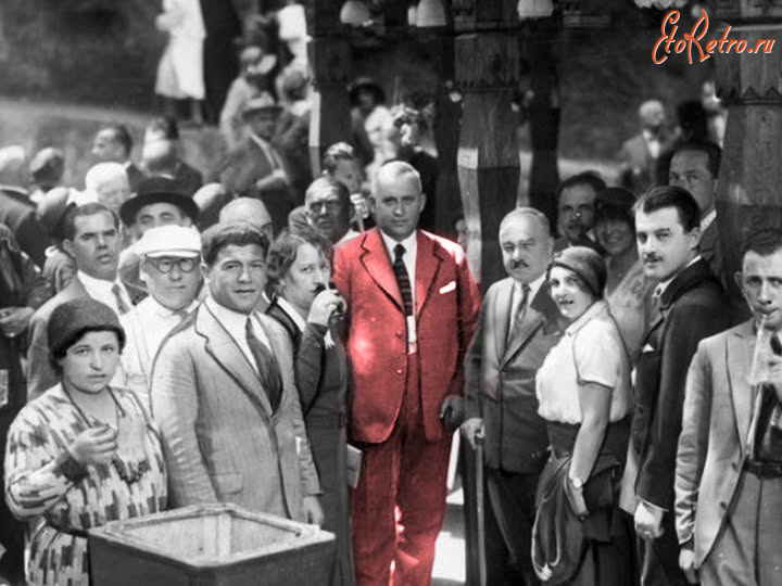 Трускавец - Трускавець.  Раймунд Ярош серед гостей курорту при джерелі 