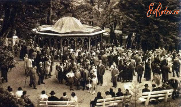 Трускавец - Трускавець. Курортники біля джерела 