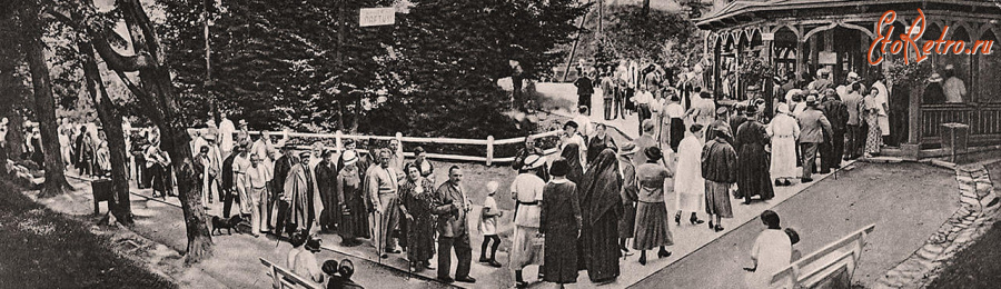 Трускавец - Трускавець.  Відпочивальники в черзі до джерела 