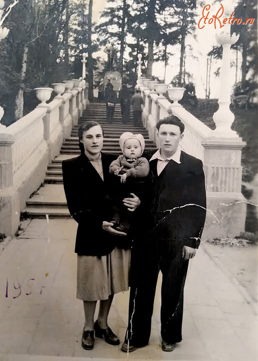 Трускавец - Трускавець. Фото біля сходів. В верху пам