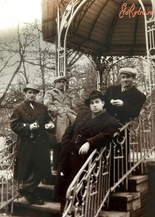 Трускавец - Трускавець.  Відпочивальники в музичній альтанці.