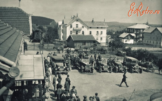 Трускавец - Трускавець.  Вокзал. Автомобілі для відпочиваючих на привокзальній площі.