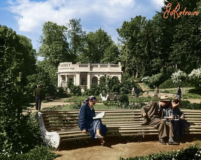 Трускавец - Трускавець.  Відпочиваючі в курортному парку.