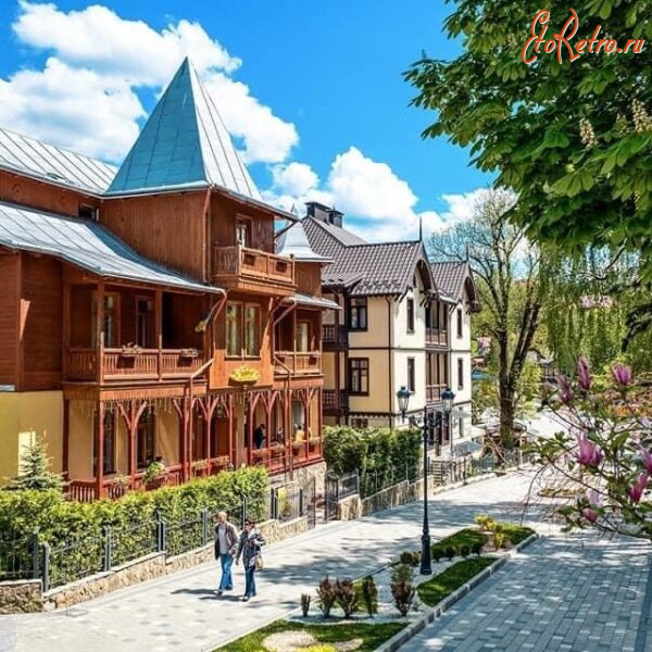 Трускавец - Трускавець.  Дві старі вілли доктора Пельчара після реконструкції.
