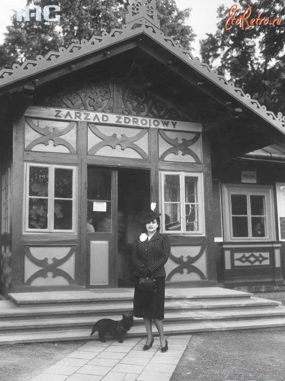 Трускавец - Трускавець.  Жанет Сучестов перед будинком Дирекції курорту.