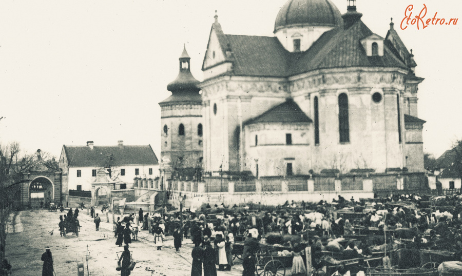 Жолква - Жовква.  Торговиця біля церкви.