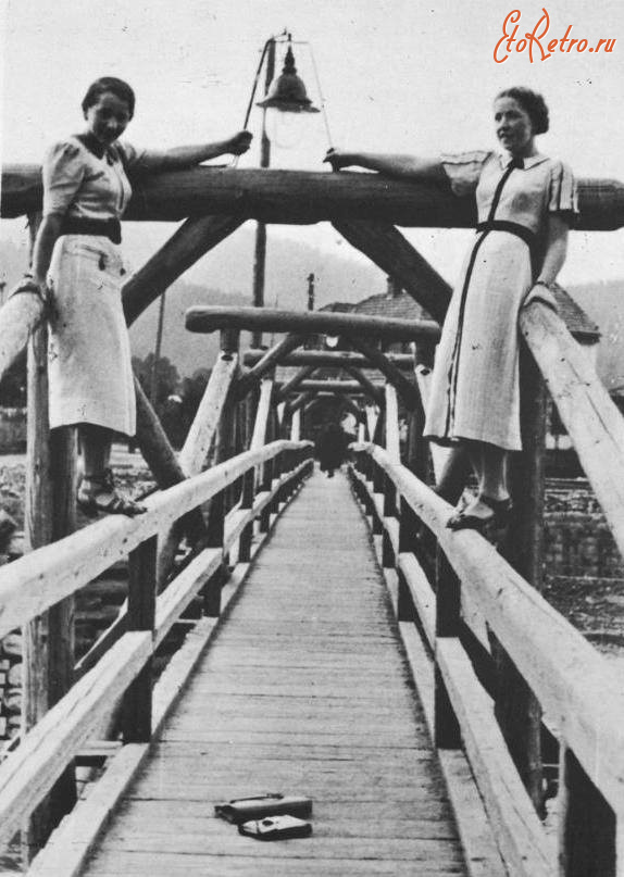 Сколе - Сколе.  Дівчата на мосту через річку Опір.