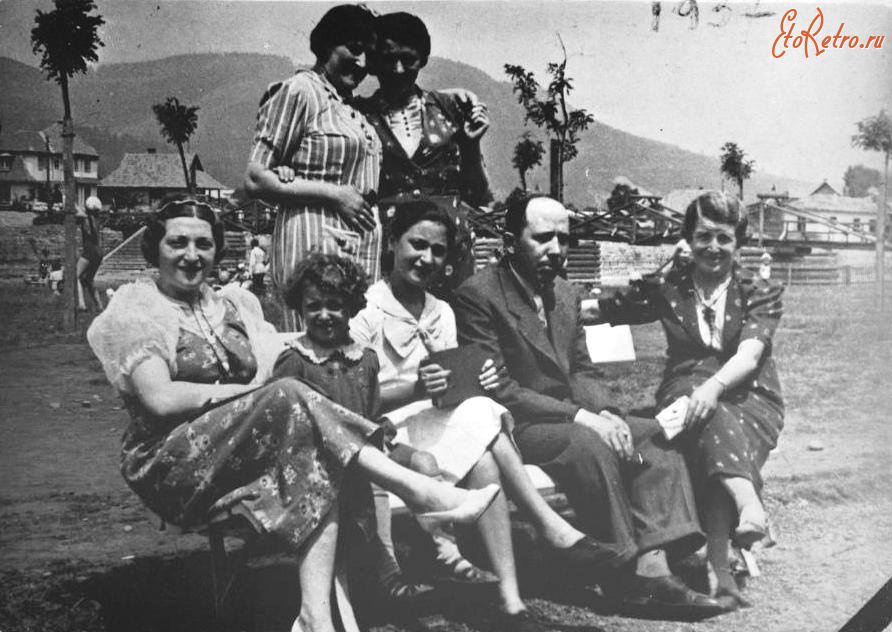 Сколе - Сколе.  Відпочивальники на набережній.