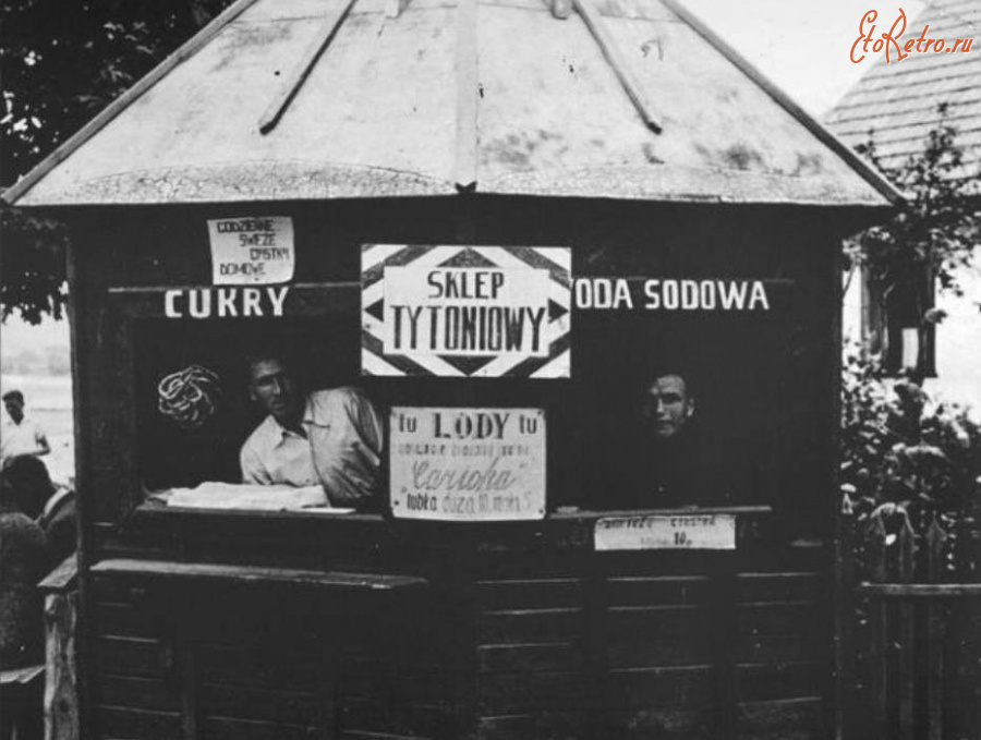 Сколе - Сколе.  Кіоск на пляжі пропонує газ.воду, морозиво, цукорки і тютюнові  вироби.