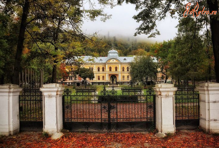 Сколе - Сколе.  Ворота до парку палацу Грьодлів.