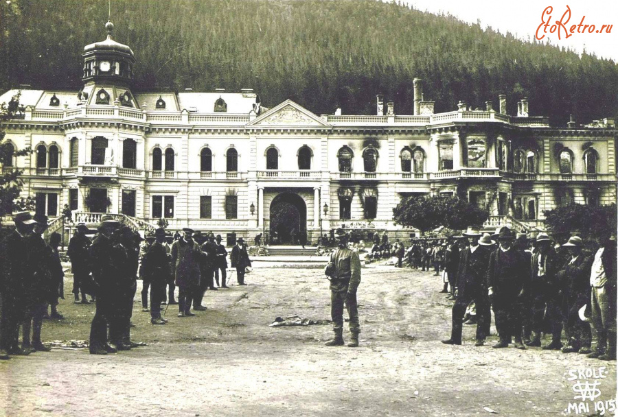 Сколе - Палац баронів Гредель на фоні Сколівських Бескідів.