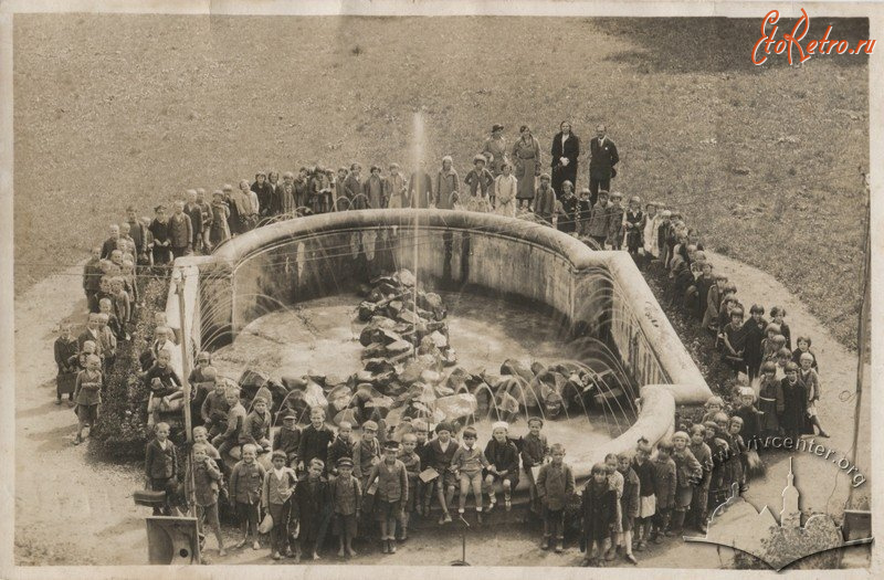 Сколе - Сколе.  Діти біля фонтану палацу.