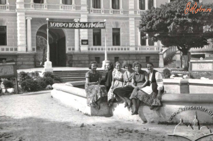 Сколе - Сколе. Перед палацом.