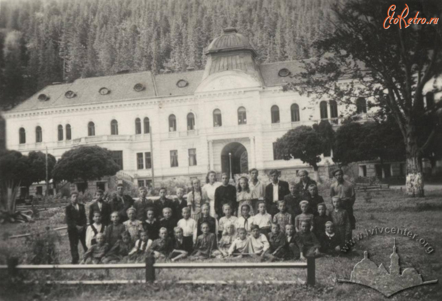 Сколе - Сколе. Дітина відпочинку перед палацом.