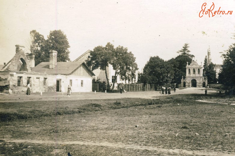 Ходоров - Ходорів.  Вуличка до дзвіниці і костелу Всіх Святих.