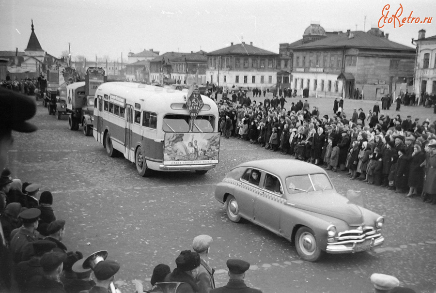 Вязники - Октябрьская демонстрация на Центральной площади.