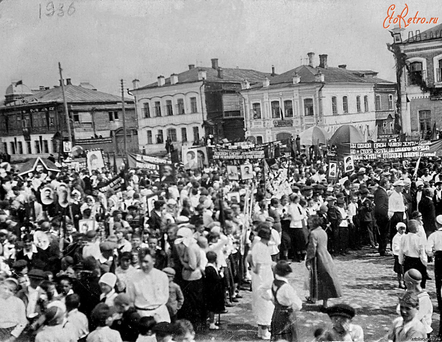 Вязники - Студенты Вязниковского льнотехникума на Первомайской демонстрации.