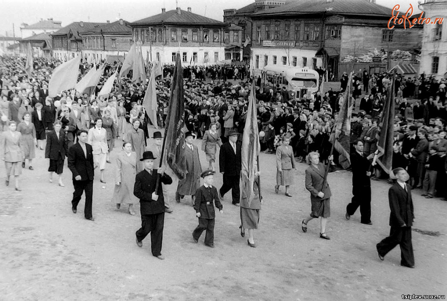 Вязники - Первомай. Коллона демонстрантов на Базарной площади.