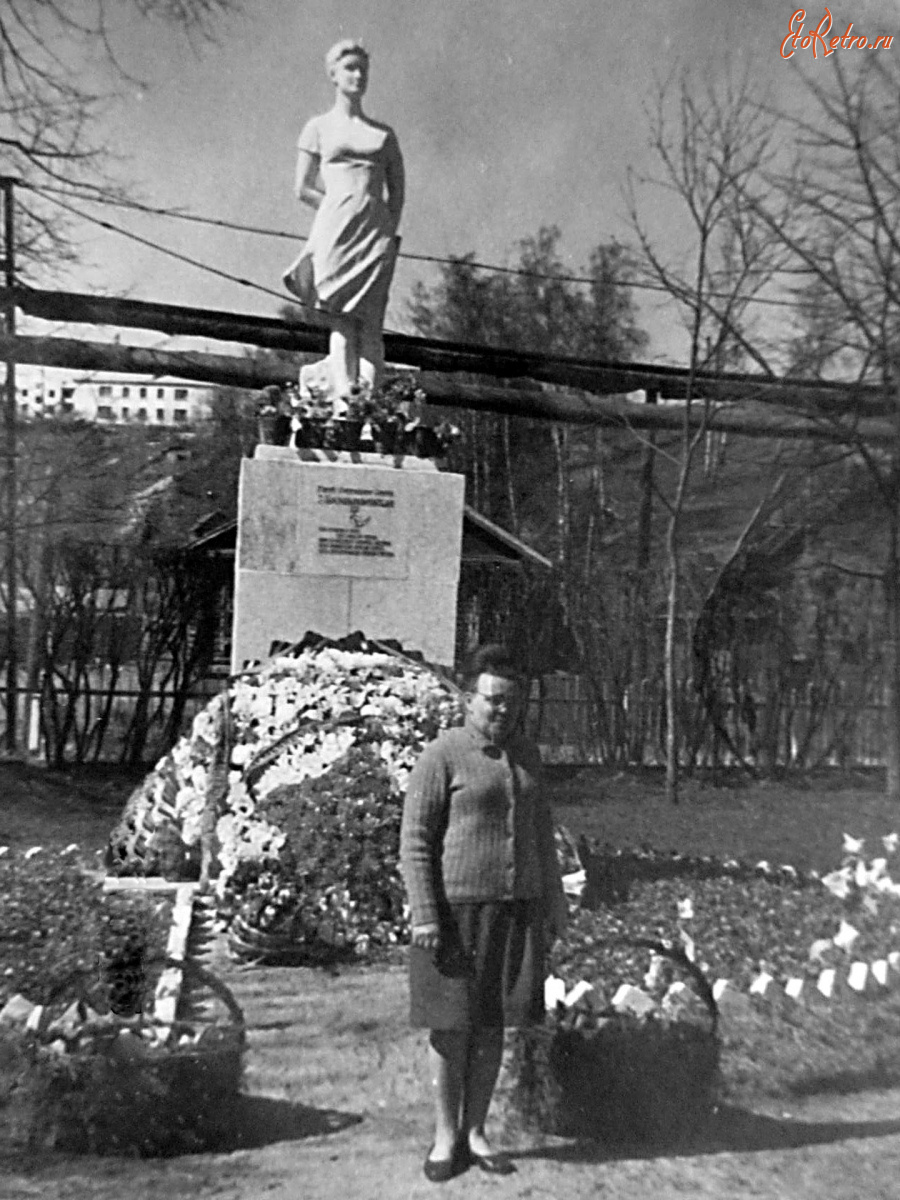 Вязники - Физкультурная улица, 12. Памятник Зое Космодемьянской у клуба 