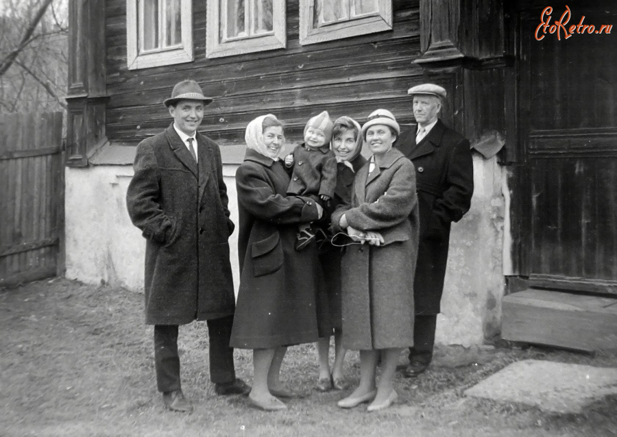 Вязники - Вязниковцы во дворе дома.