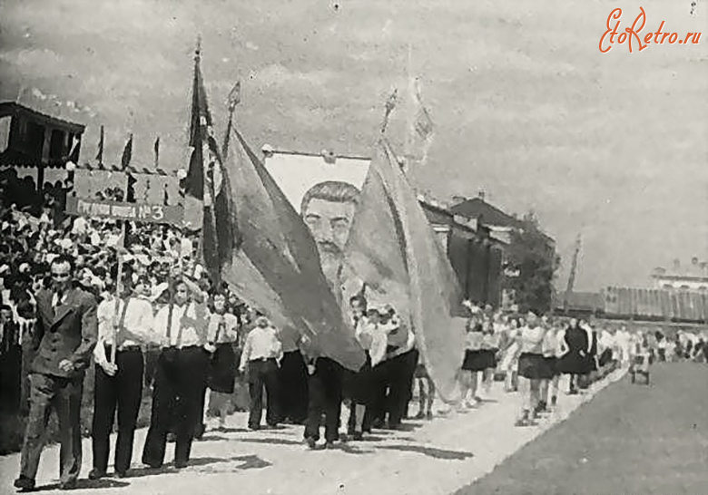 Вязники - Стадион Льнокомбината. Колонна школы №3 им. В. И. Ленина.