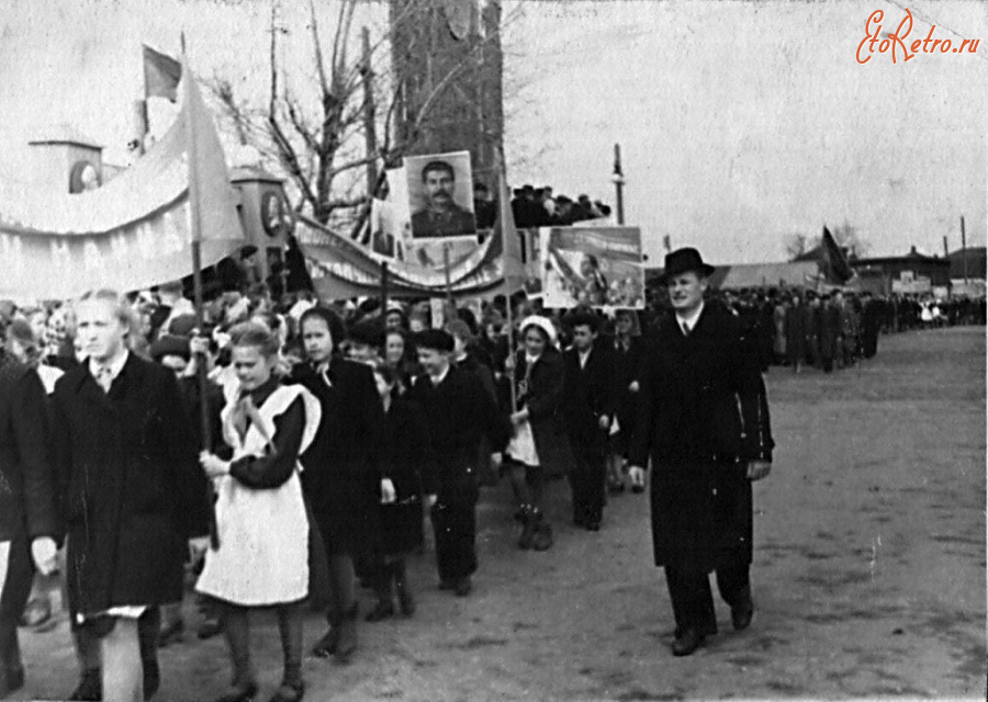 Вязники - Первомайская демонстрация. Колонна школы №3 им. В. И. Ленина.