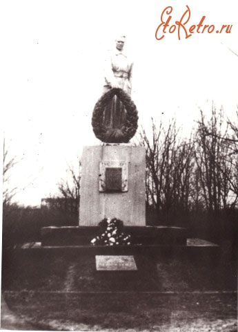 Диканька - С.В.Будыща. Памятник на братской могиле.