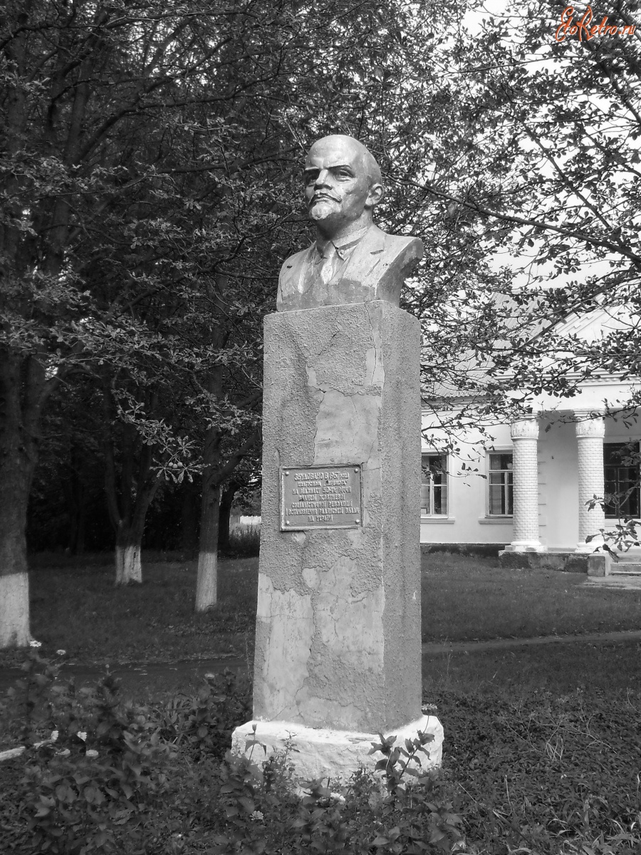 Диканька - С. Ландари. Памятник Ленину