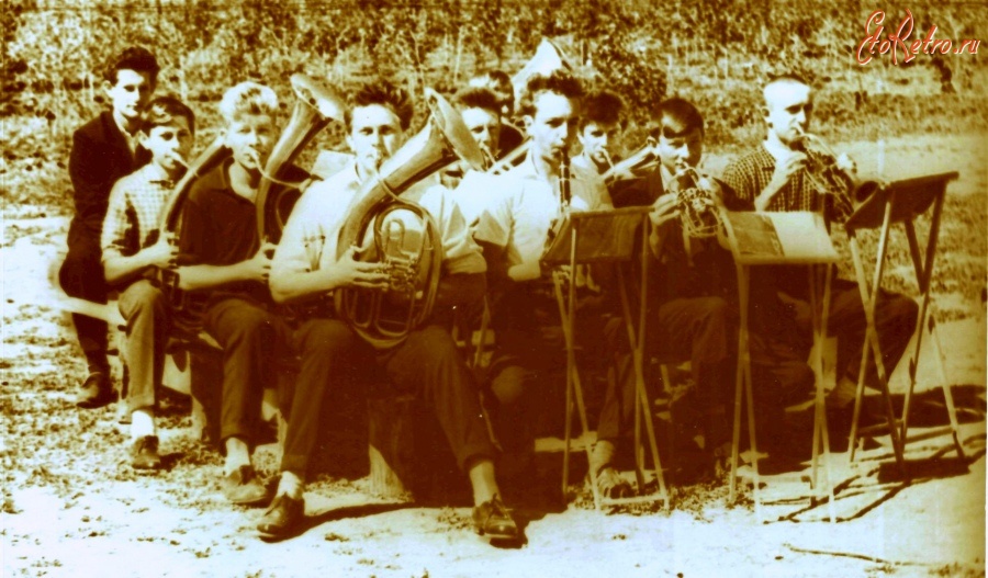 Шишаки - Духовий оркестр Шишацької середньої школи під керівництвом А.П. Голубєва. 1963 рік