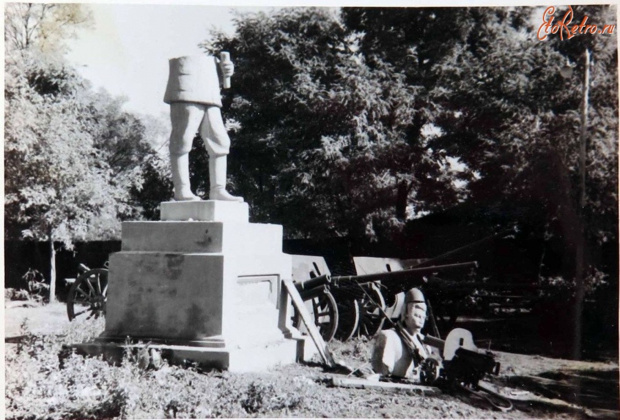 Глухов - Разрушенный памятник Сталину в Глухове во время немецкой оккупации 1941-1943 гг в Великой Отечественной войне