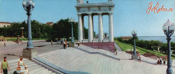 Волгоград - Набережная Волги.   Гранитная лестница, ведущая к Аллее Героев.