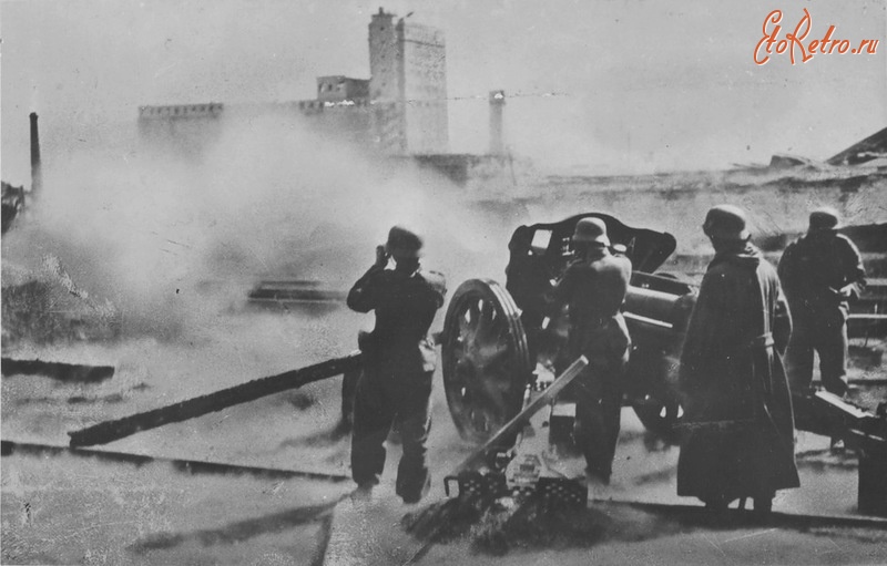 Волгоград - Немецкая 105-мм гаубица leFH 18 ведёт огонь в районе элеватора в Сталинграде.
