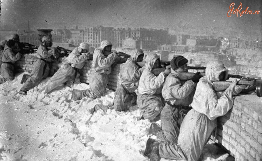 Волгоград - Советские автоматчики на крыше дома в Сталинграде. Январь 1943 года.