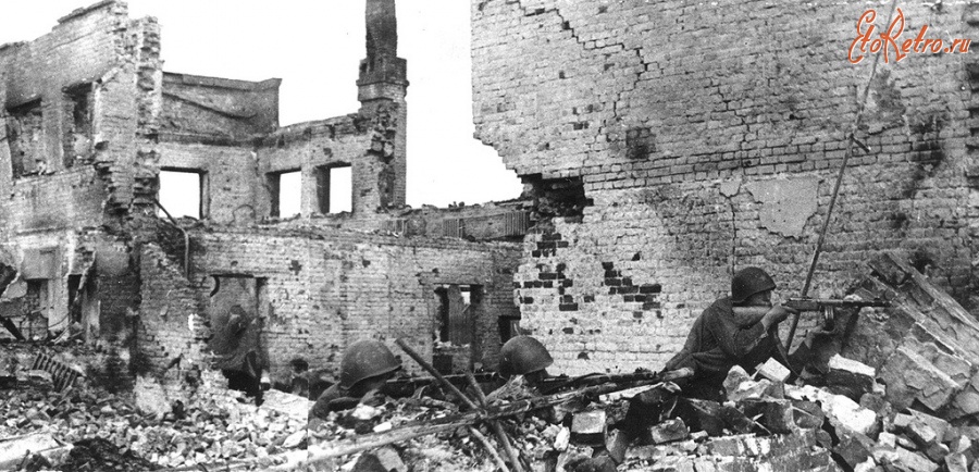 Волгоград - Советские солдаты ведут бой в руинах сталинградских домов. 1942 год.