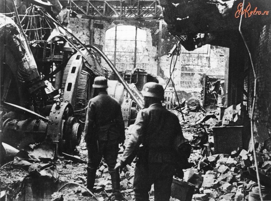 Волгоград - Немецкие солдаты в генераторном зале разрушенной электростанции в Сталинграде. Ноябрь 1942 года.