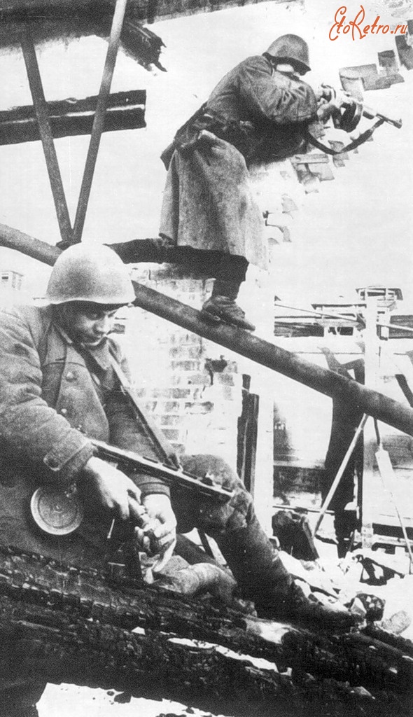 Волгоград - Советские солдаты ведут бой за этаж в разрушенном доме Сталинграда. 1942 год.