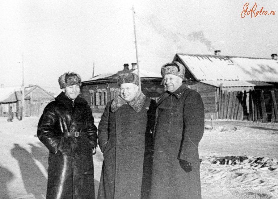 Волгоград - Член Военного совета Н.С. Хрущев с командованием 64-й армии в Сталинграде. Февраль 1943 года.