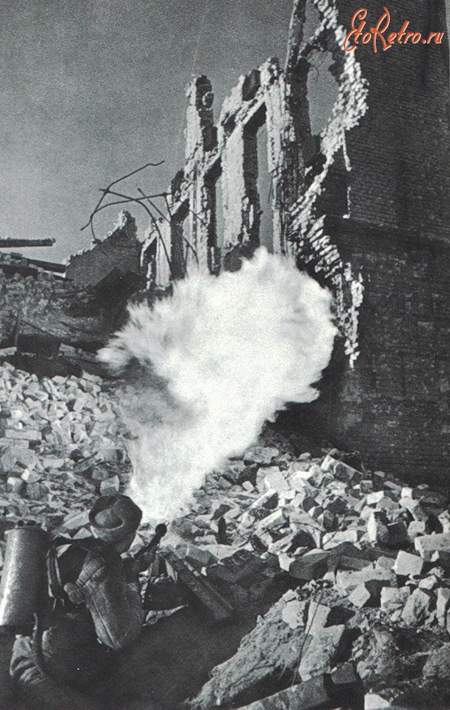 Волгоград - Советский огнемётчик на территории СТЗ. Октябрь 1942 года.